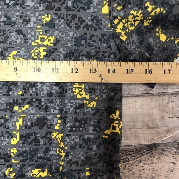 Boy's Under Armour Pixeled HeatGear Compression Shirt (Youth Large) - Picture 6 of 8